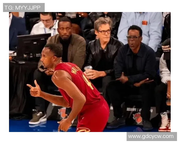 尼克斯队艰难战胜骑士队，展现顽强斗志与实力