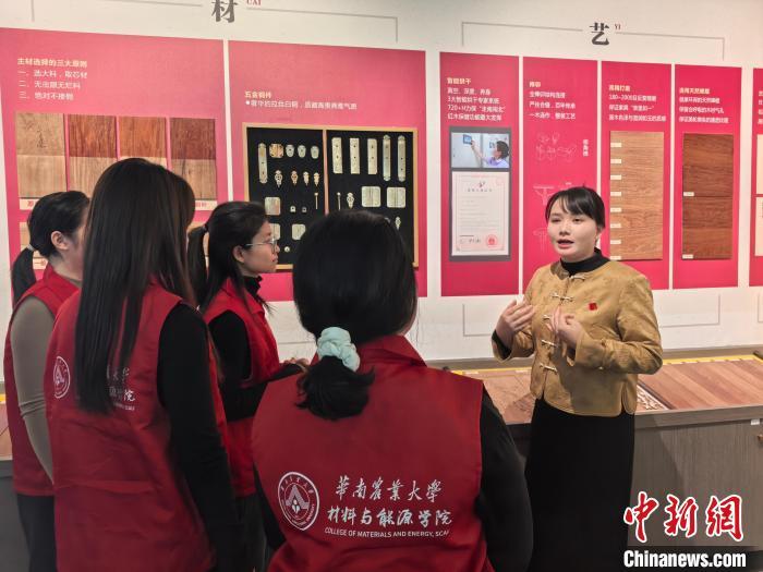 博亚体育APP新春走基层）中山大涌：数字赋能非遗红木雕技展新韵(图2)