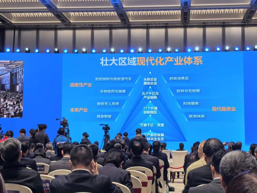 点燃“高质量发展”强劲引擎诗尼曼董事长辛福民受邀出席2025广州市高质量发展大会(图3)