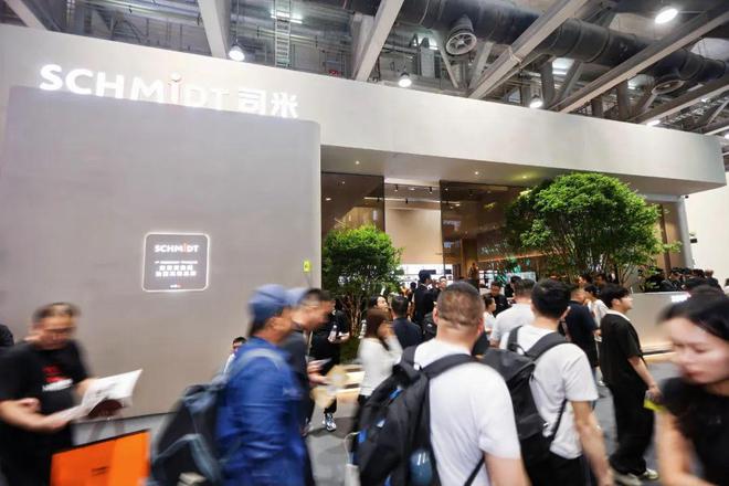 广州定制家居展暨轻高定展盛大开幕于变局中开新局感受定制+开年大展首日火爆现场(图2)