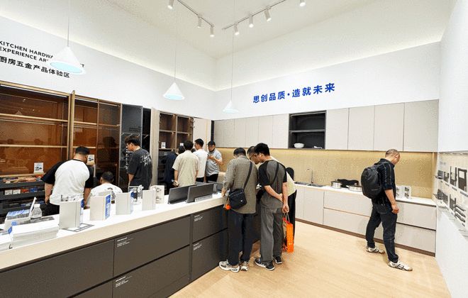 网易家居主编设计师于艳探展思造展厅：解码高端五金如何重塑家居美学新范式(图3)