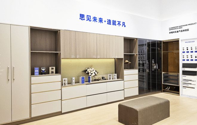 网易家居主编设计师于艳探展思造展厅：解码高端五金如何重塑家居美学新范式(图2)