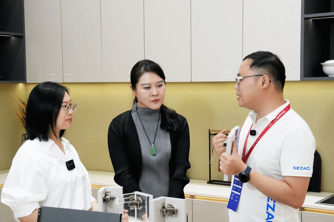 网易家居主编设计师于艳探展思造展厅：解码高端五金如何重塑家居美学新范式(图4)